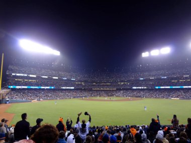 San Francisco - 29 Ağustos 2011: Taraftarlar Chicago Cubs arasındaki gece maçının sonunda tribünlerde tezahürat yapıyorlar