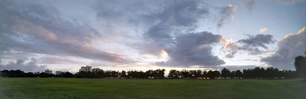Leeres Feld Kapiolani Park Der Abenddämmerung Mit Wolken Der Ferne — Stockfoto