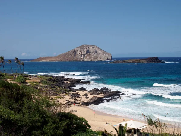 Fale Rozbijają Się Plaży Makapuu Wyspami Rabbit Rock Oddali Patrząc — Zdjęcie stockowe