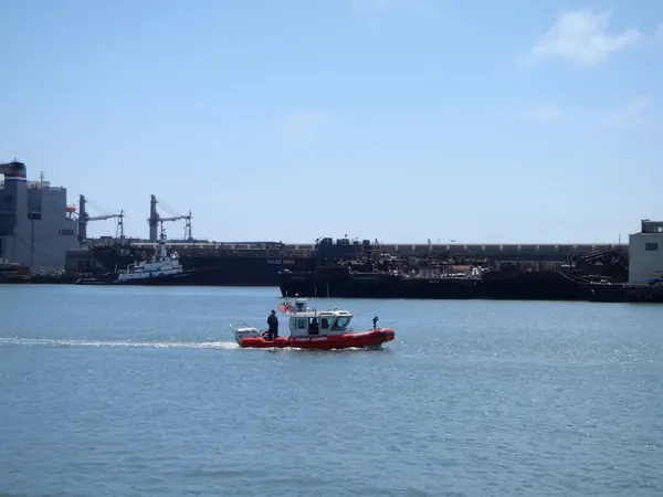 San Francisco Augusti 2010 Coast Guard Båt Kör Genom Vattnet — Stockfoto