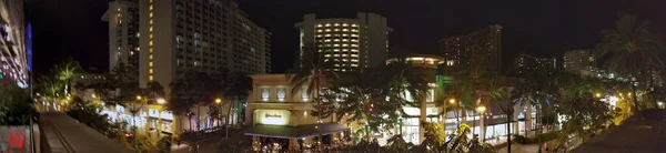 怀基基 2017年3月21日 夏威夷皇家购物中心 芝士蛋糕工厂 欧米茄 永续21号 Jimmy Choo和怀基基夜晚酒店的全景 — 图库照片