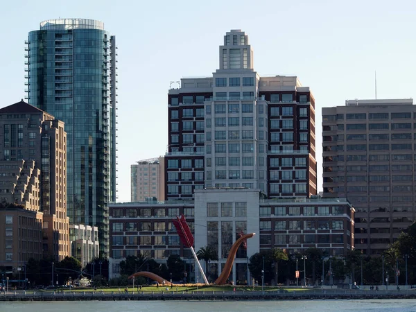 サンフランシスコ 2010年8月18日 キューピッドのスパン芝生と水から見えるギャップ本社ビルに位置するキューピッドの弓を描いた大規模で現代的な彫刻 — ストック写真