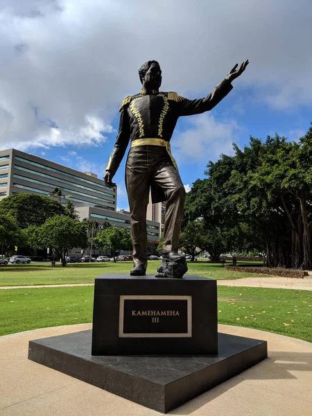 ホノルル 2018年8月18日 トーマス スクエアにあるカメハメハ3世像 カメハメハ3世は1825年から1854年まで統治し その間にハワイの封建社会から立憲君主制への移行を監督した — ストック写真