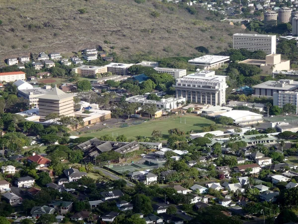 Honolulu - 29 Ağustos 2010: Hawaii Üniversitesi 'ndeki Landmark Mid Pacific Enstitüsü' nün ve Honolulu, Hawaii 'deki Manoa çevresinin havadan görünüşü.