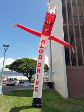 Honolulu - 7 Eylül 2017: Kanlı Yarış sırasında şişme tüp adamlar rüzgarda savruluyor.