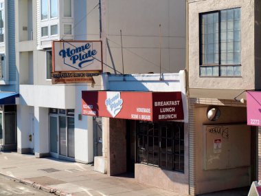 San Francisco - 28 Eylül 2011: Ev Plakası spor hatıralarıyla süslenmiş bir kafede eski usul bir lokanta ücreti.