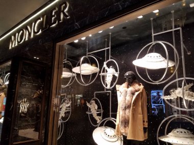 Honolulu - 29 Eylül 2017: Moncler 'in Ala Moana Alışveriş Merkezi' ndeki uzay penceresi görüntüsü