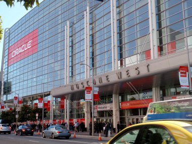 San Francisco - 22 Eylül 2010: Oracle Open World Convention 2010 'da Moscone Center' da insanlar kuyrukta bekliyor