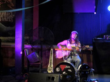 Honolulu - 1 Eylül 2014: Müzisyen Tavana Tropic Taphouse 'da sahnede müzik çalıyor.