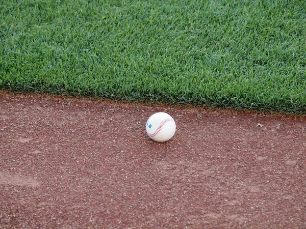 Сан Франциско Вересня 2010 Бейсбол Відпочиває Краю Попереджувальної Доріжки Межами — стокове фото