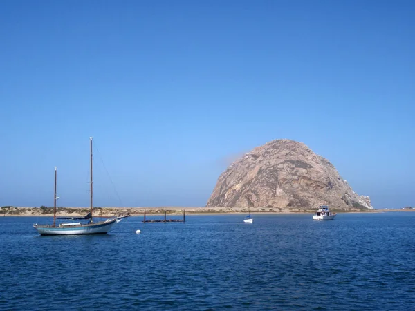 2009年 平成21年 9月8日 アメリカ カリフォルニア州 遠くの海とモロロックの船 — ストック写真