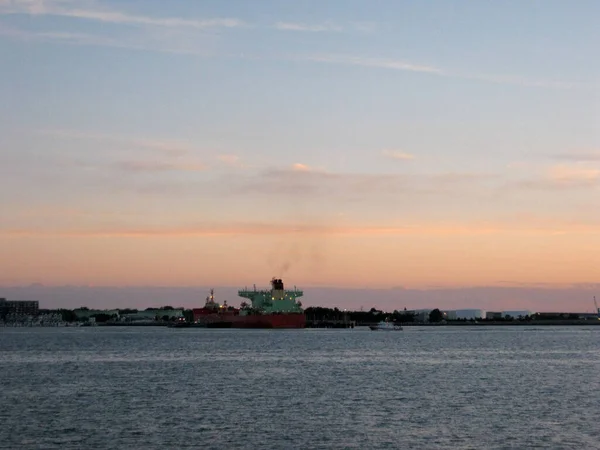 2011年 平成23年 5月27日 メイン州ポートランド 夕暮れ時にタグボートでポートランド港に向かう貨物船 — ストック写真