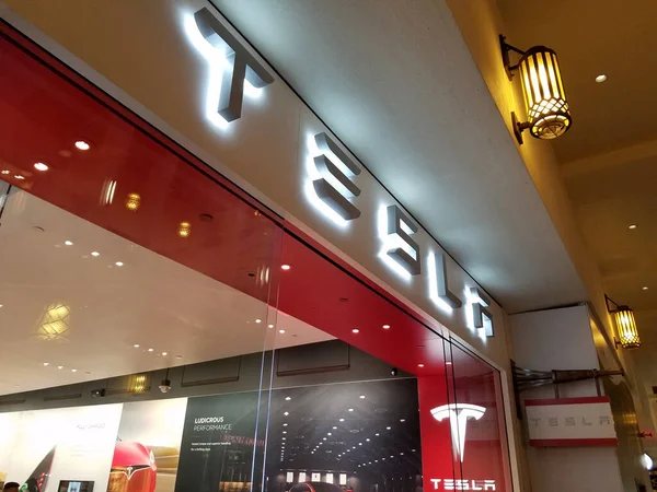 Honolulu September 2017 White Tesla Sign Grey Text Store Ala — Stock Photo, Image