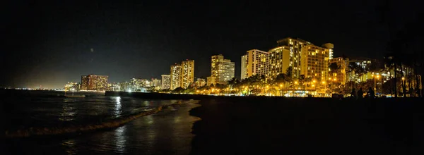 从海滩看到的怀基基夜景全景 — 图库照片