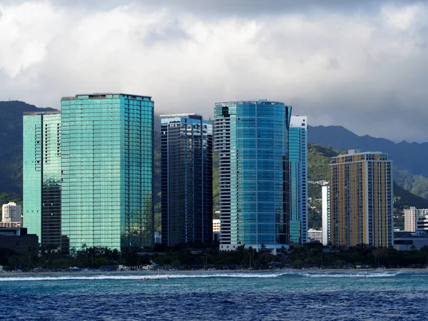 Ala Moana Beach Park Avec Immeuble Bureaux Condos Arrière Plan — Photo