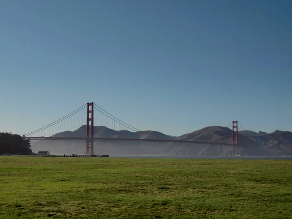 Golden Gate Köprüsü Alçak Sis Tabakasıyla Çimenli Kriz Alanından Görünüyor — Stok fotoğraf