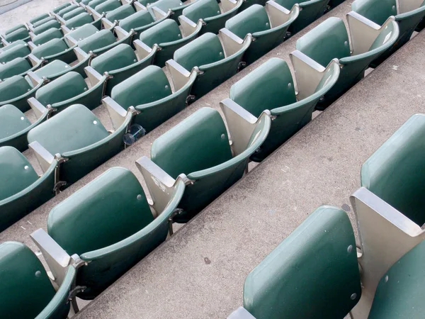 오클랜드 2010 캘리포니아주 오클랜드에서 아래를 내려다보고 초록빛 경기장 좌석들이 줄지어 — 스톡 사진