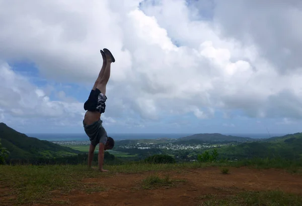 Man Does Handstand Pali Highway Lookout Point Wearing Shirt Basketball — Stock Photo, Image