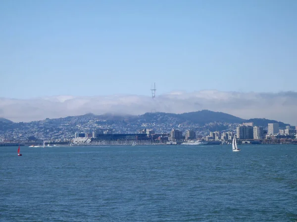 Segla Båtar Vatten San Francisco Bay Med Stadsbilden Fjärran — Stockfoto