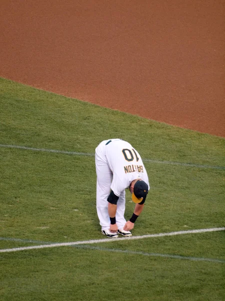 オークランド 2010年9月21日 ピッチャー ダーリック バートンが野球の試合開始前に前方に折り畳むようにオークランド — ストック写真