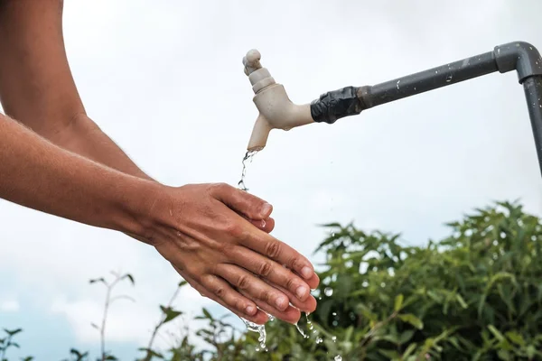 Donna caucasica lavarsi le mani all'aperto — Foto Stock