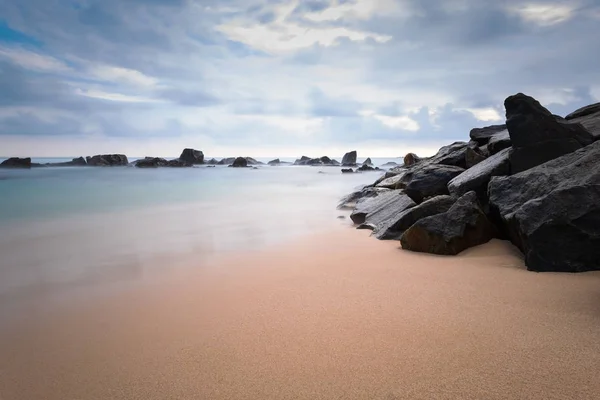 Un paisaje marino con arena limpia y agua . —  Fotos de Stock