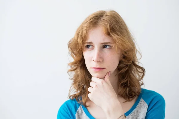 Portret kryty młode piękne redhead Europejskiej kobieta na białym tle na białym tle nosić T-shirt niebieski — Zdjęcie stockowe