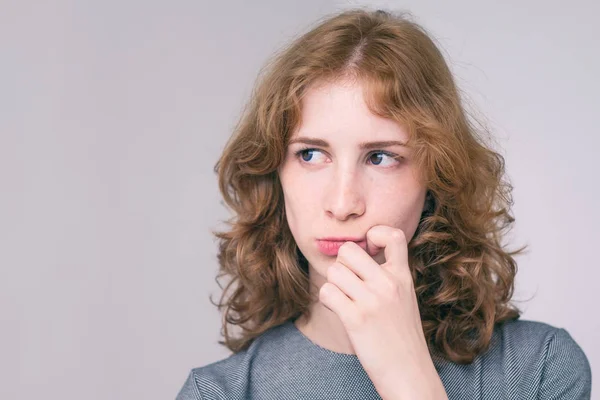 Indoor Studio Portret Van Jonge Mooie Roodharige Europese Vrouw Geïsoleerd — Stockfoto