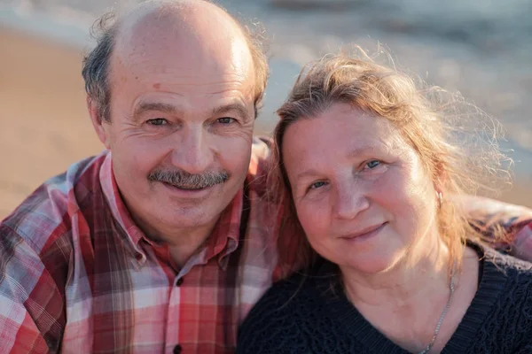 Yaşlı çift açık havada kucaklayan yakın çekim.