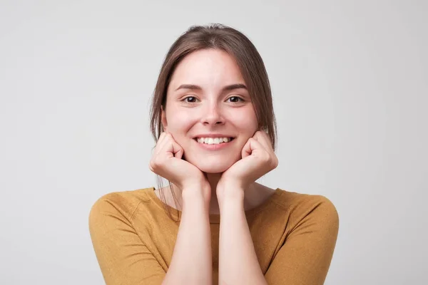 Close up retrato de jovem mulher caucasiana feliz no fundo branco — Fotografia de Stock