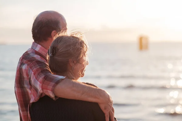 Bejaarde echtpaar rust in de buurt van de kust. — Stockfoto