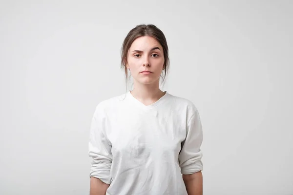 Retrato de mulher caucasiana com emoção facial grave — Fotografia de Stock