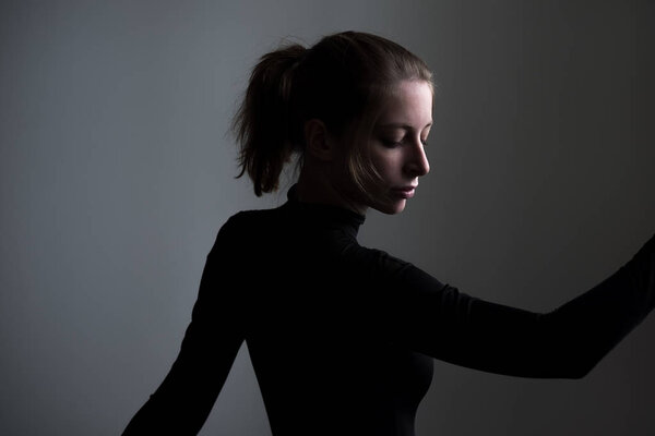 грустная женщина в черной одежде
