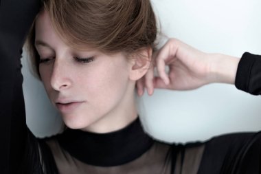 Omuz ve boyun güzel bir genç kadının. Siyah ve beyaz