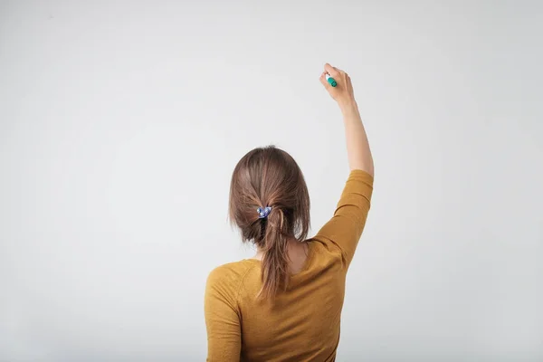 Una mujer europea escribiendo algo aislado sobre fondo blanco . — Foto de Stock