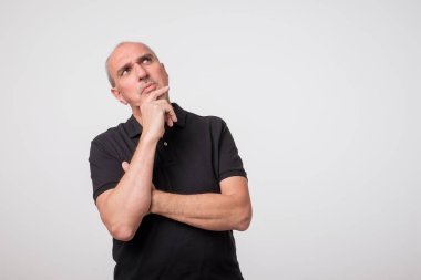Olgun beyaz adam seyir stüdyo portre kadar düşünceli düşünme.