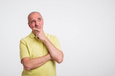 Olgun beyaz adam seyir stüdyo portre kadar düşünceli düşünme.