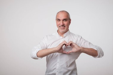 Avrupa ihtiyar ellerini kalbinde out yapma.