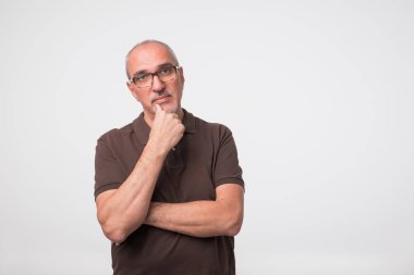 yaşlılar portre dalgın yaşlı beyaz adam kameraya bakıyor. kopya alanı