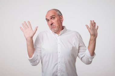 Adam vücut dili. Bu kavram yapmadım. Olgun İtalyan yakışıklı adam kadar eller yükselterek