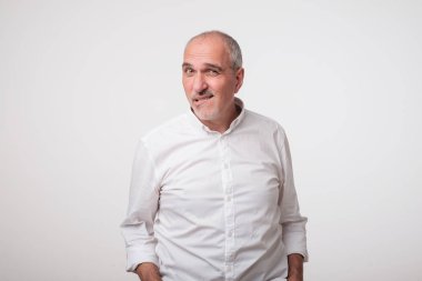 Suçlu ve kaldırma kaşları duygu ve bir kenara dudakları hareket handsomemature adam portresi.