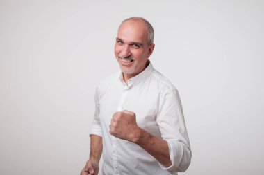 Olgun yakışıklı iş adamı ile yumruk. O kazanan ve iş yapmak için birini teşvik