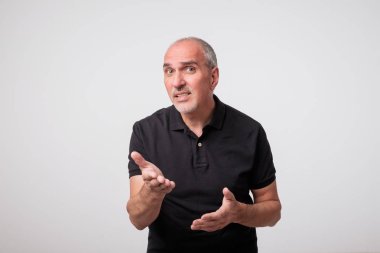 Olgun beyaz portresi şaşırmış ve soran soru kaldırdı el ile bir genç adam. O emin değilseniz ve şüphe yok