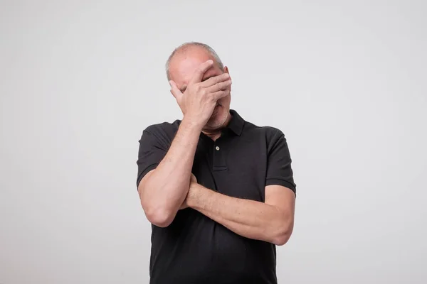 Facepalm Porträt Eines Enttäuschten Reifen Mannes Der Sein Gesicht Mit — Stockfoto