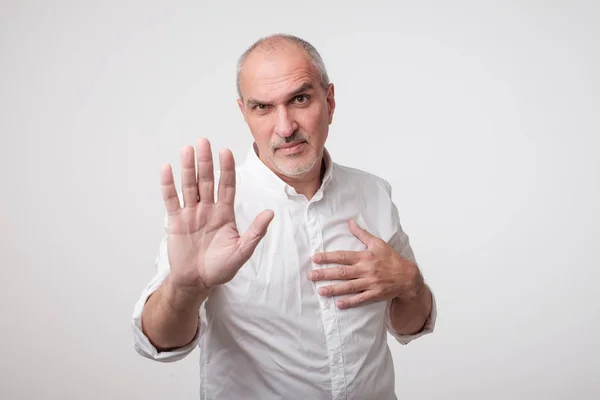 Volwassen Man Wit Overhemd Teken Stop Met Hand Tonen Weigeren — Stockfoto