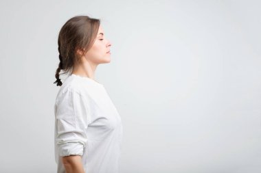 Yan görünümü fotoğraf beyaz t-shirt ciddi beyaz genç. Boşaltmak için metin