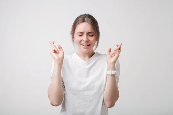 Binnen Schot Van Aantrekkelijke Europese Meisje Wit Overhemd Hebben Opgewonden — Stockfoto