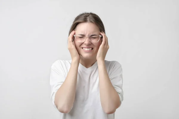 Europejska Dziewczyna Biały Shirt Cierpi Straszne Bóle Głowy Kompresuje Głowy — Zdjęcie stockowe