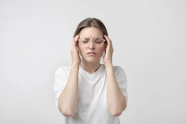 Fille Européenne Shirt Blanc Souffre Terribles Maux Tête Comprime Tête — Photo