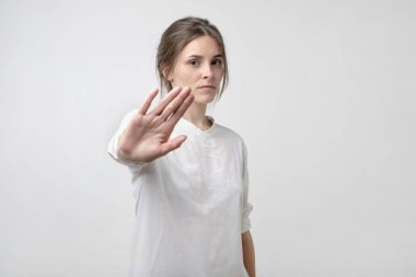 Dur işareti el avucunun için kamera hareketli gösterilen genç kadın. Negatif duygu kavramı